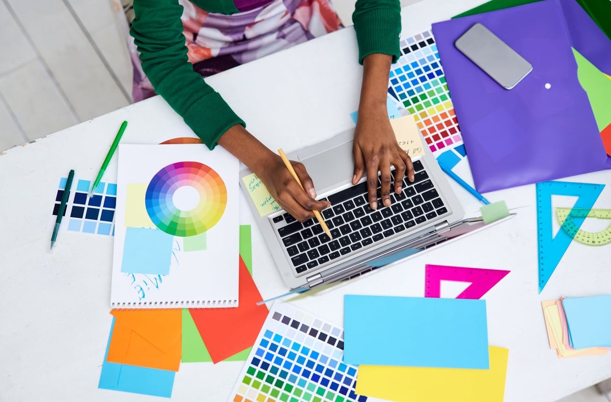 Custom Logo vs Logo Generator: Which One Is Right for Your Business